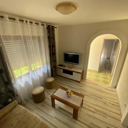 House With A Parking Space Povile, - 14491 노비비노돌스키
